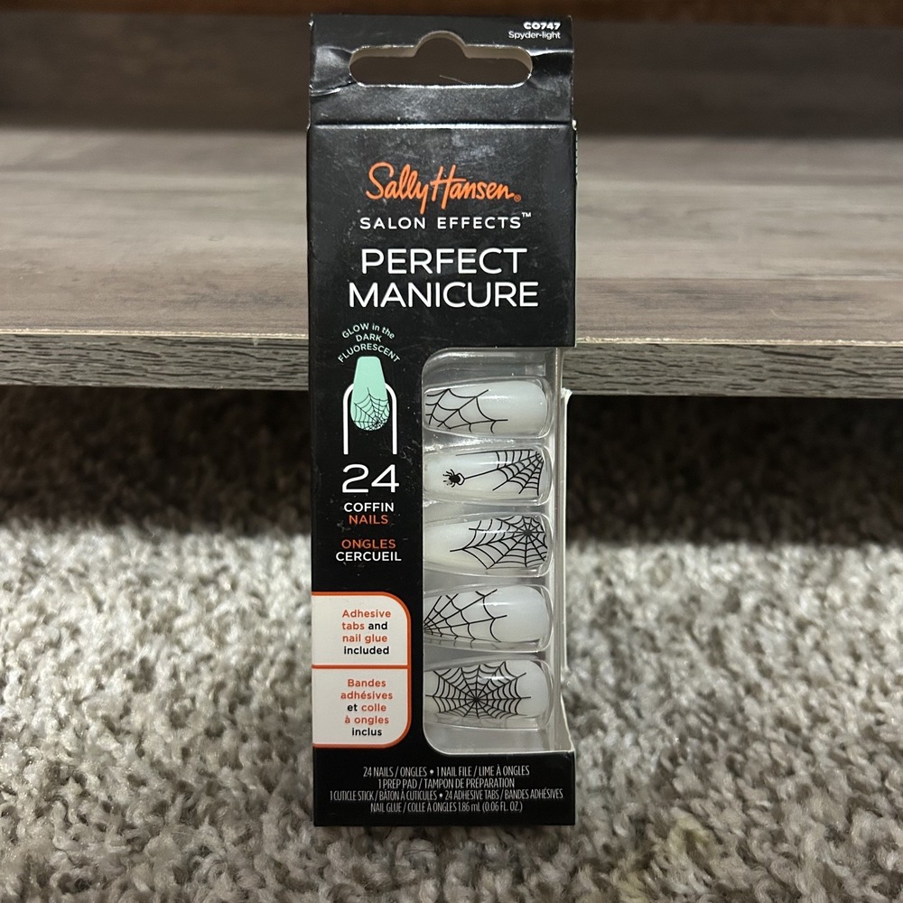Sally Hansen Salon Effects Spyder-light glow in the dark PressOn Halloween nails